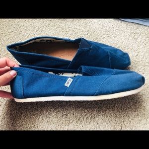 MENS TOMS. NEVER WORN! BRAND NEW!